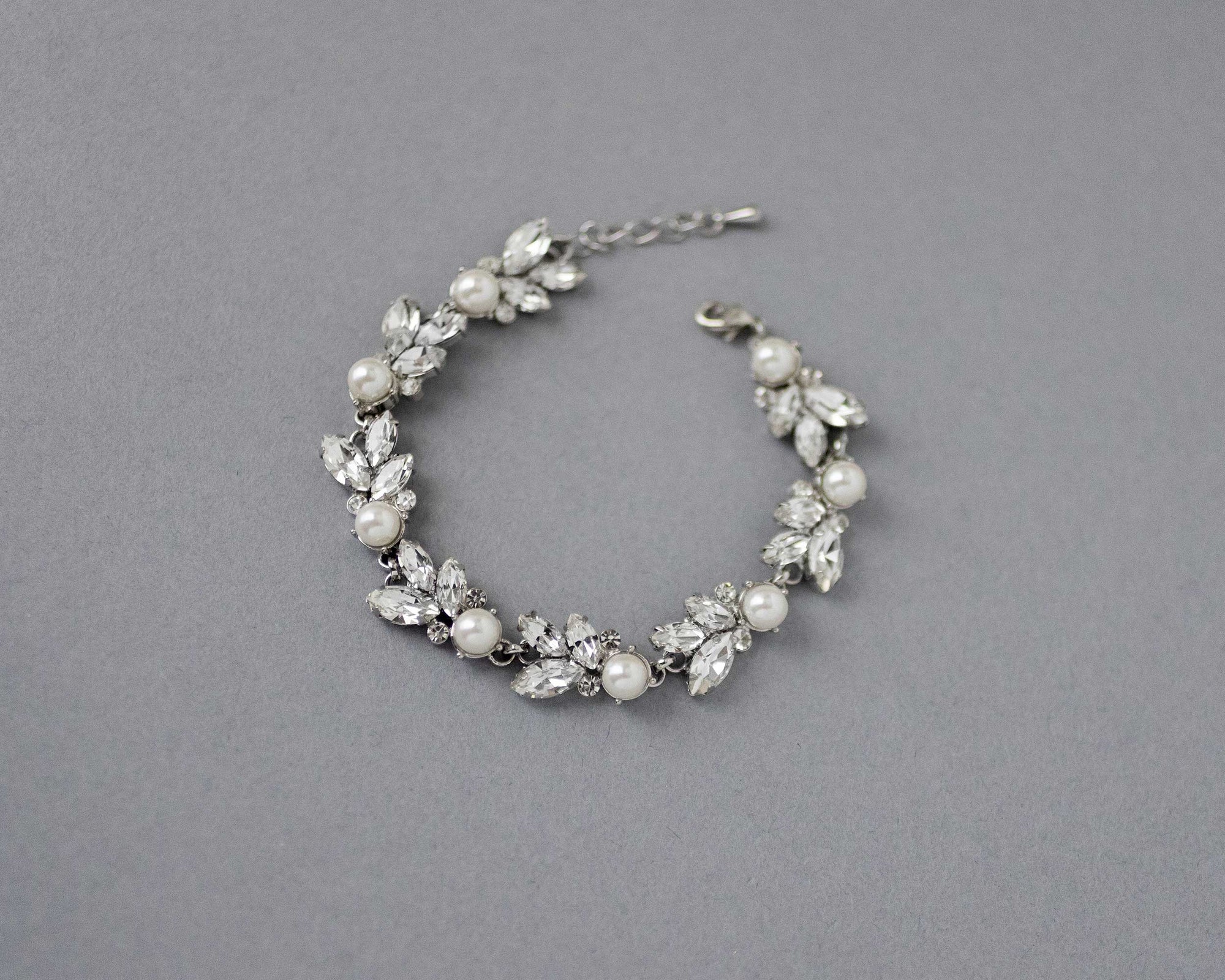 Bracelet of Pearl and Rhinestone Leaf