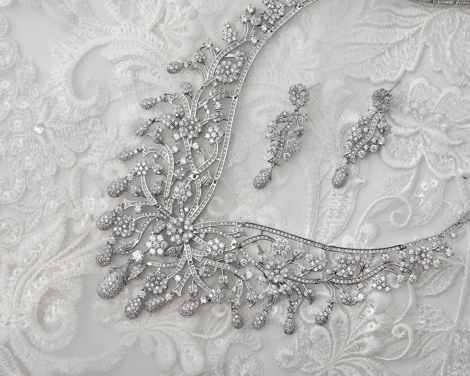 Dubai style cz necklace set in silver 