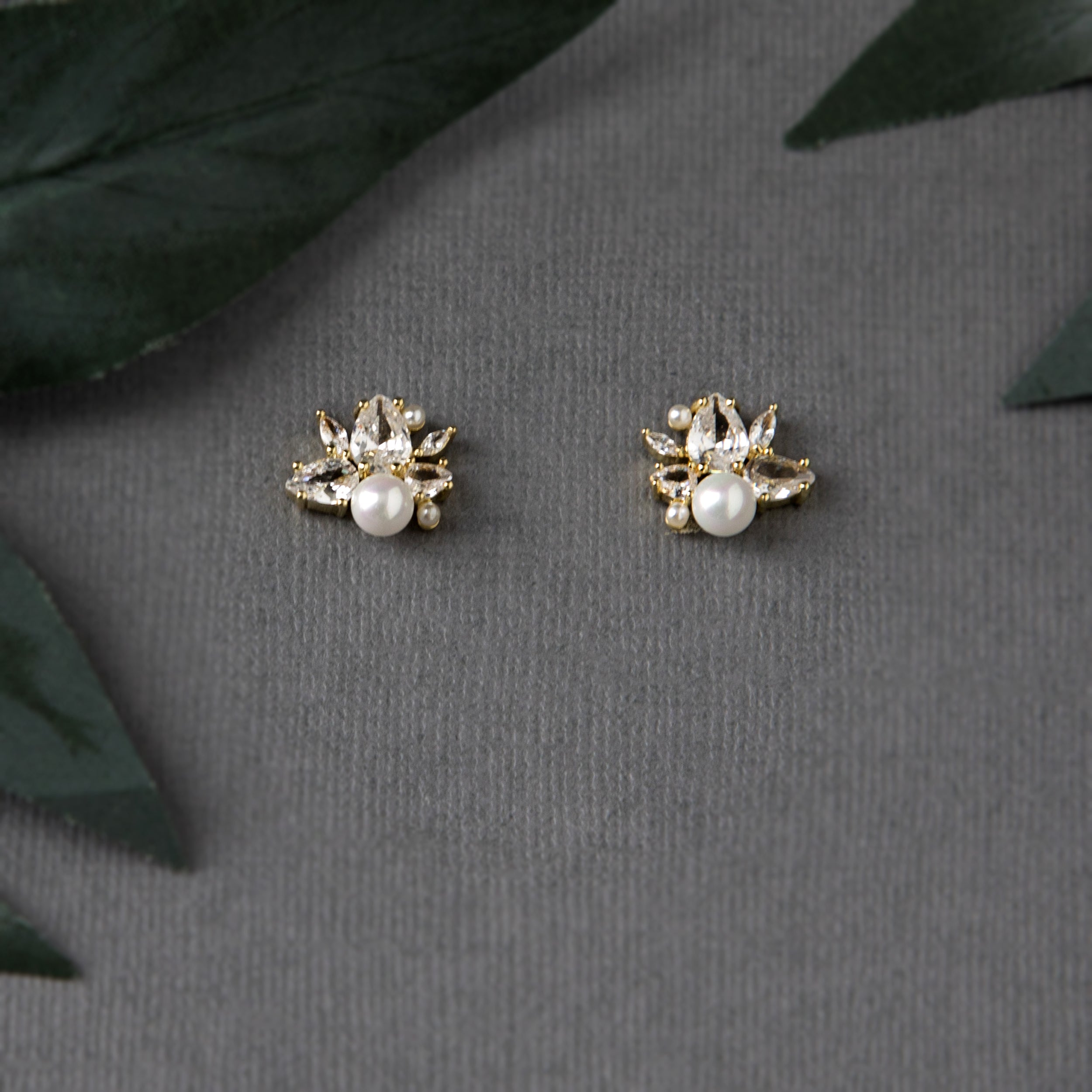 エレガントシックと遊び心【leah alexandra】TRIO PEARL STUDS goldpearlclusterczearringscass