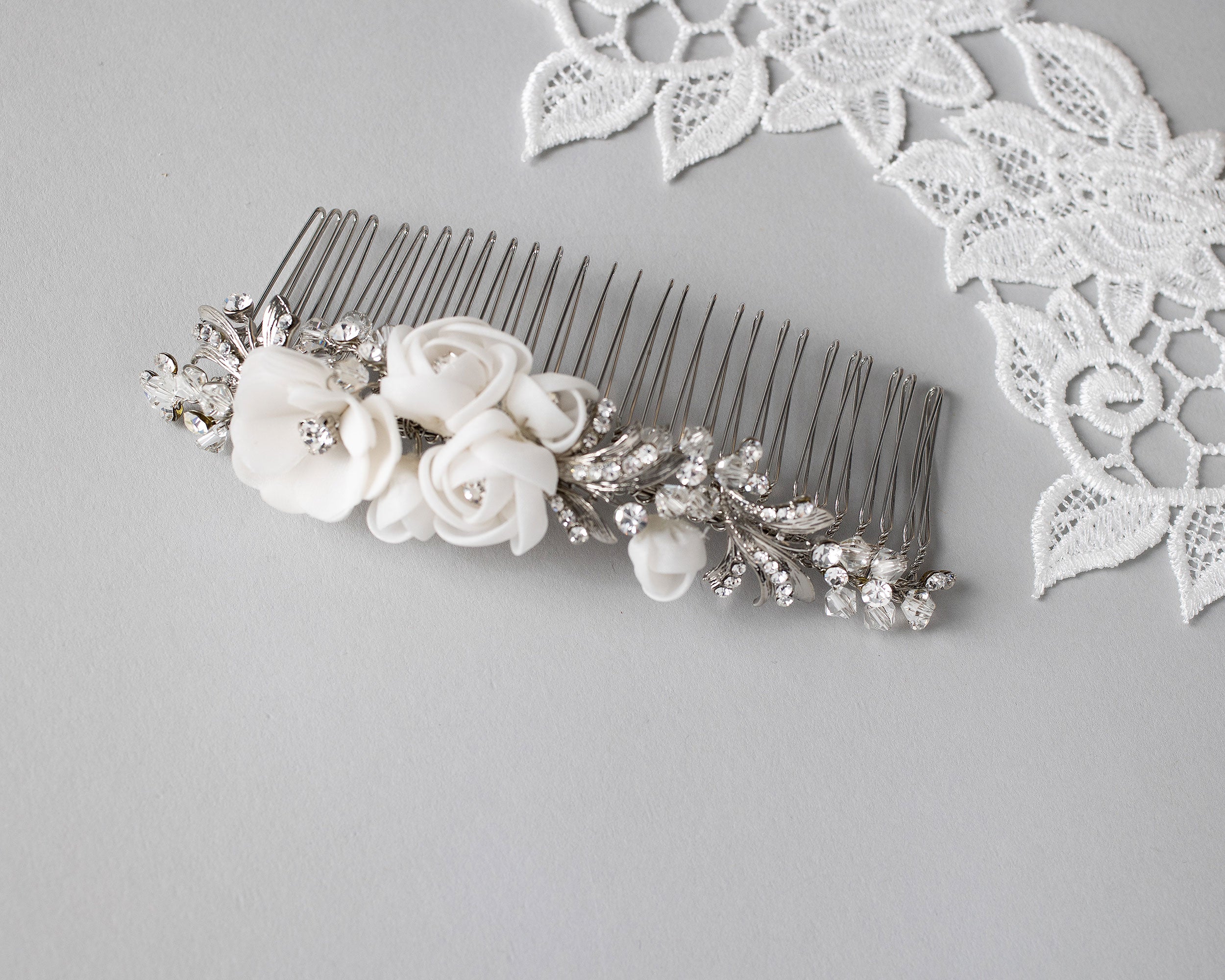 Bridal Lace Headpiece Hair Comb Ivory Floral Wedding Hair Piece online Beaded Lace White Flowers Hair Pin For Wedding Day Little Pearl Headpiece