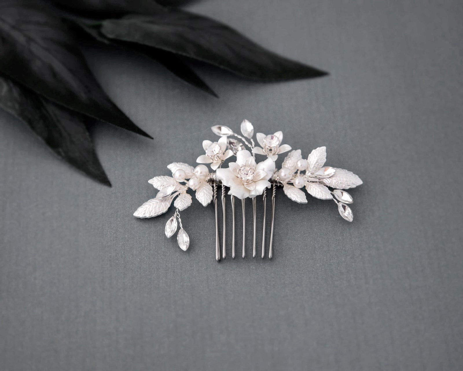 Small Wedding hair Comb in Silver with pearls