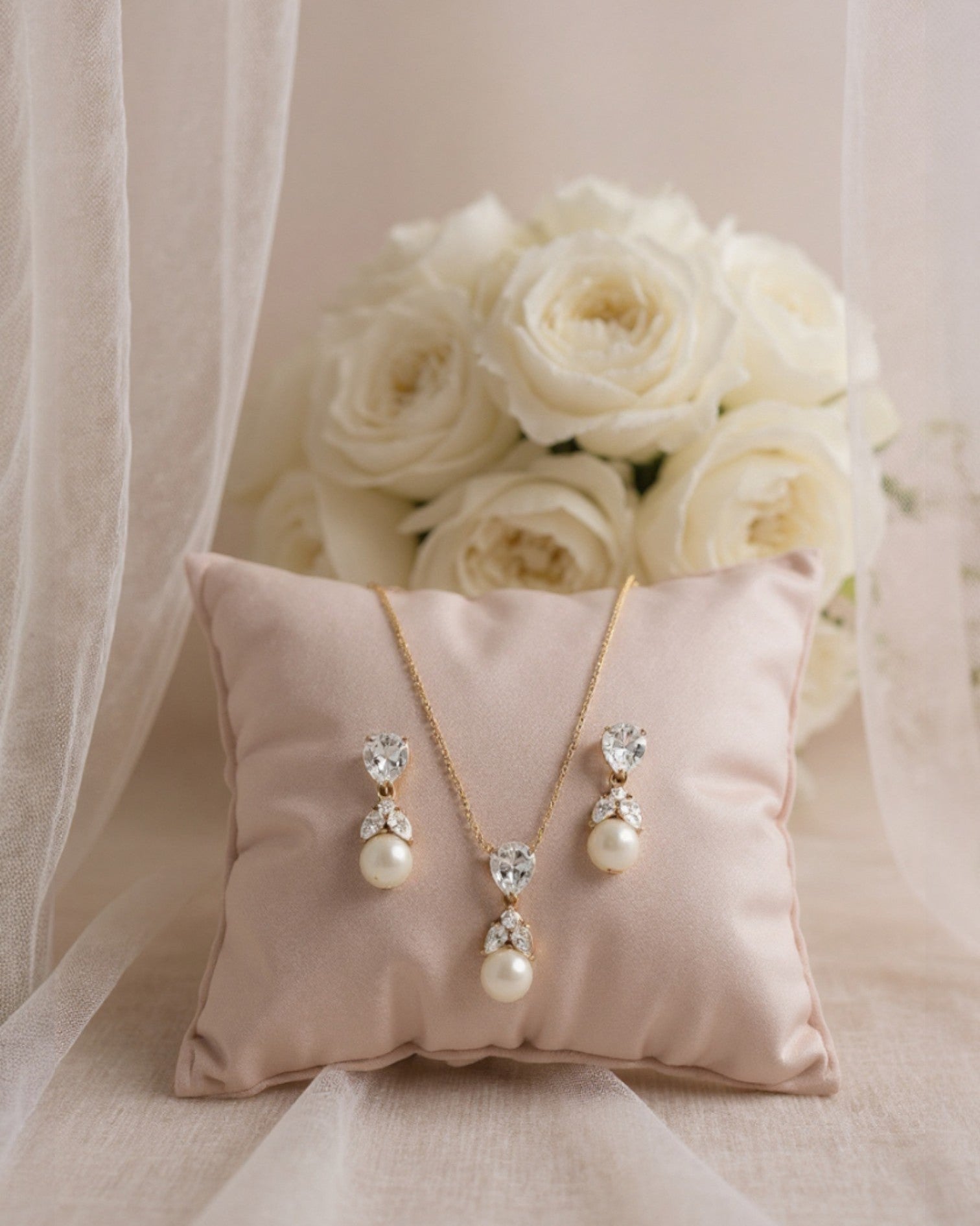 wedding jewelry set with pearls in gold