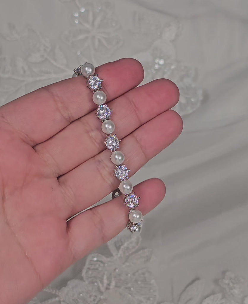 Pearl bracelet with alternating cz and pearls in silver