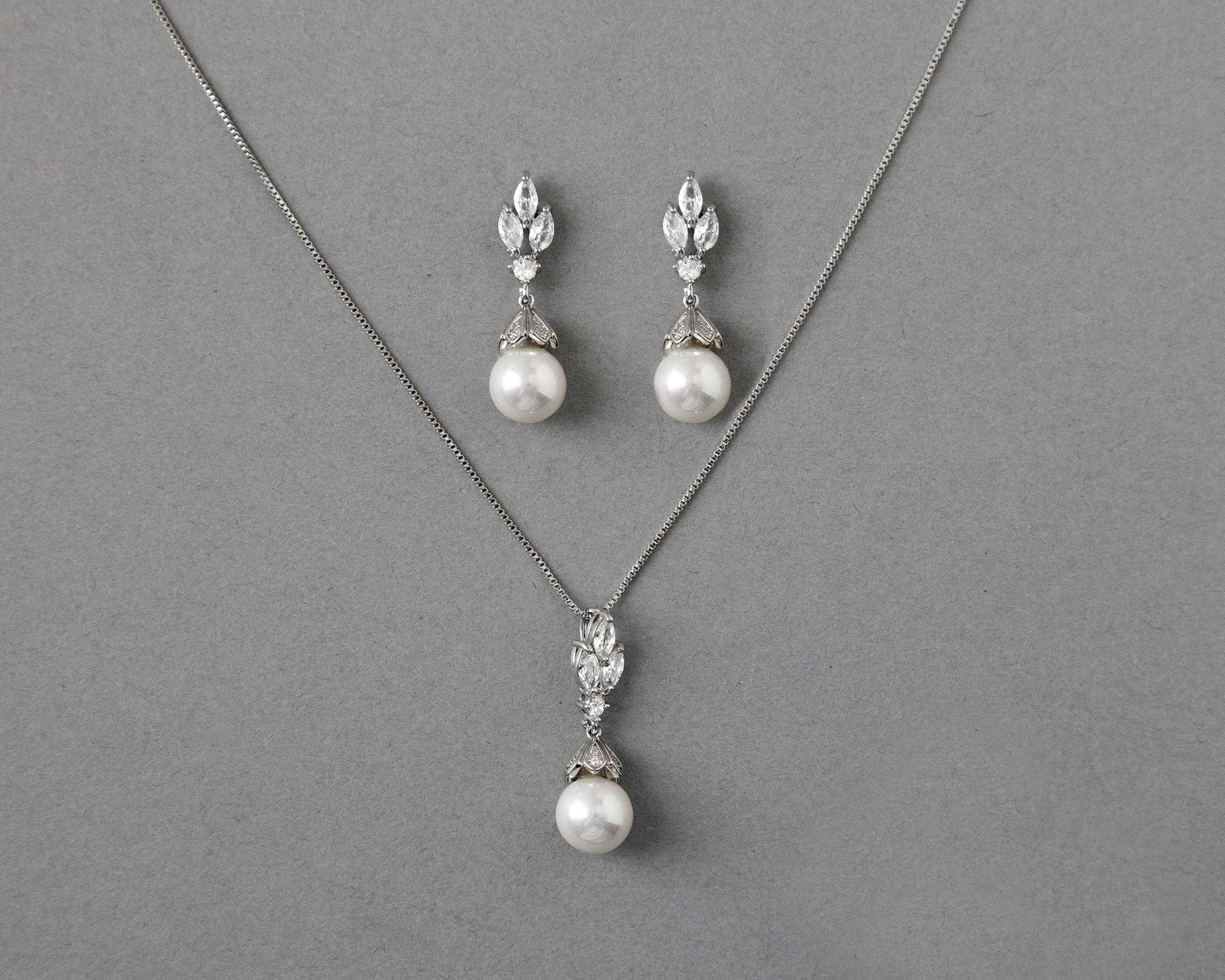 Vintage Inspired Pearl Pendant Necklace Set