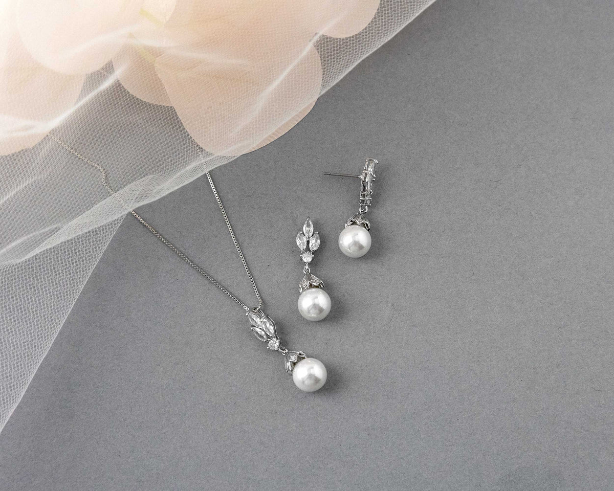 Vintage Inspired Pearl Pendant Necklace Set