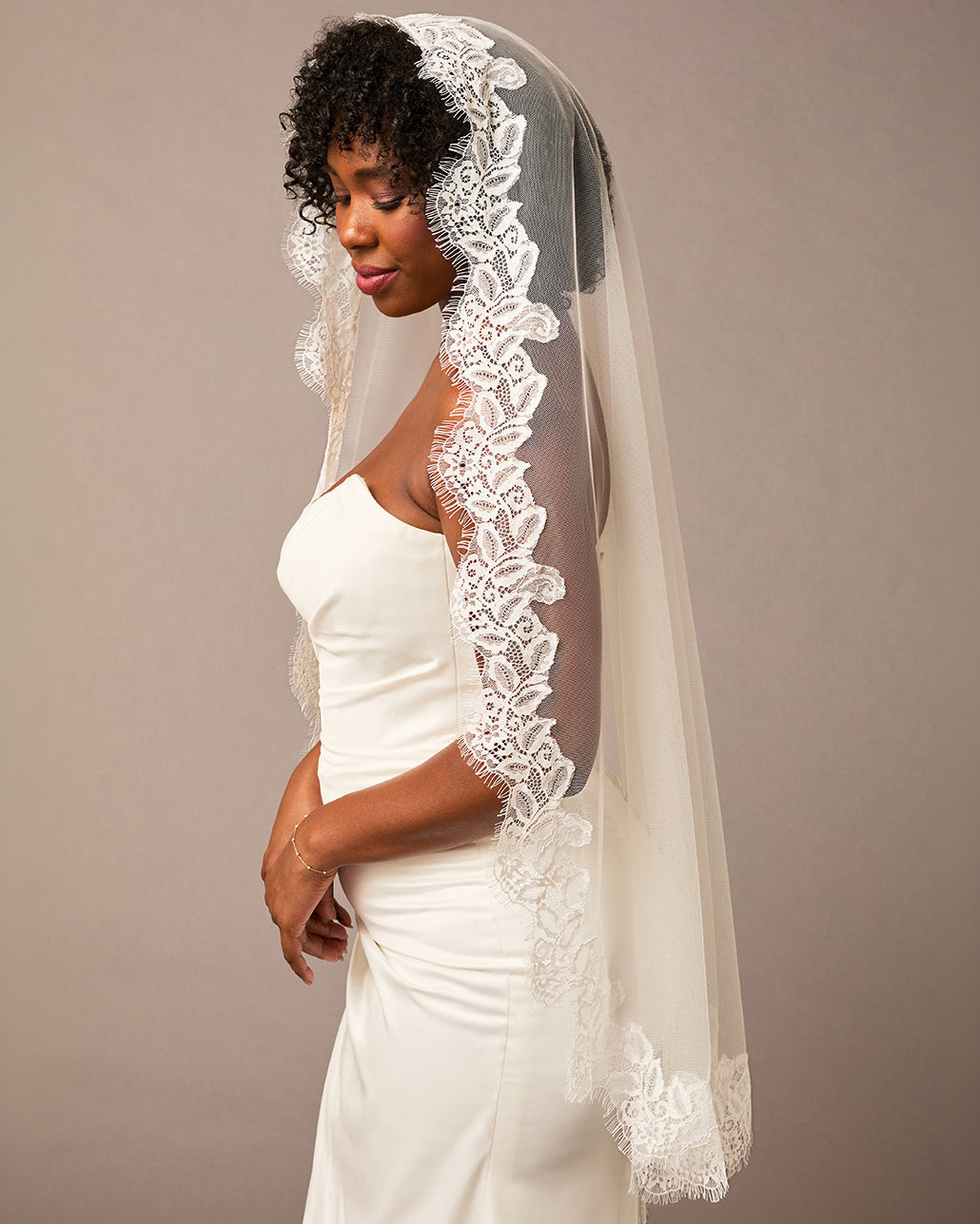 Luxe Tulle Lace Mantilla Fingertip Bridal Veil