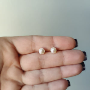 Freshwater culture Pearl stud earrings