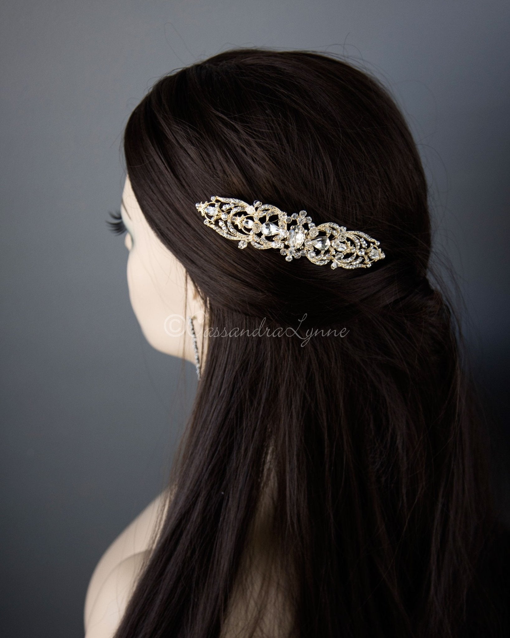 https://cassandralynne.com/cdn/shop/products/bridal-hair-comb-with-oval-jewel-centercassandra-lynne-594508_2000x.jpg?v=1676840242