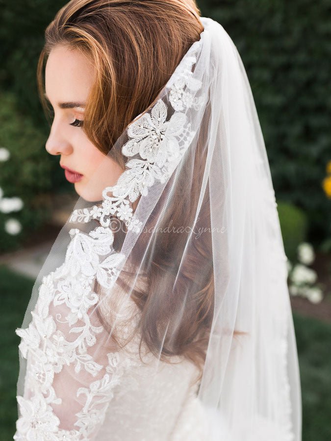 https://cassandralynne.com/cdn/shop/products/cathedral-veil-with-silver-threaded-flowers-and-pearlscassandra-lynne-340716_1600x.jpg?v=1680383984