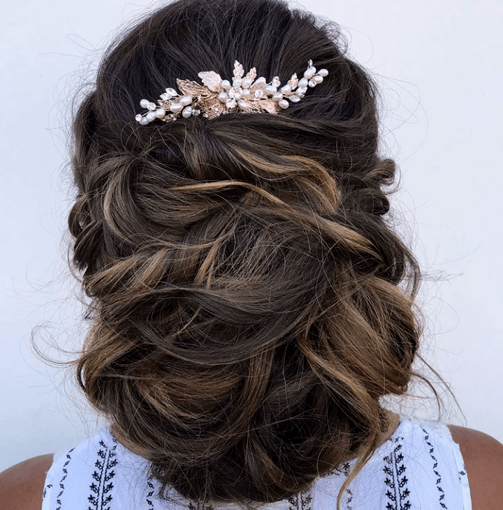 https://cassandralynne.com/cdn/shop/products/flower-petal-bridal-hair-comb-with-ivory-pearlscassandra-lynne-648918_1200x.png?v=1667403804