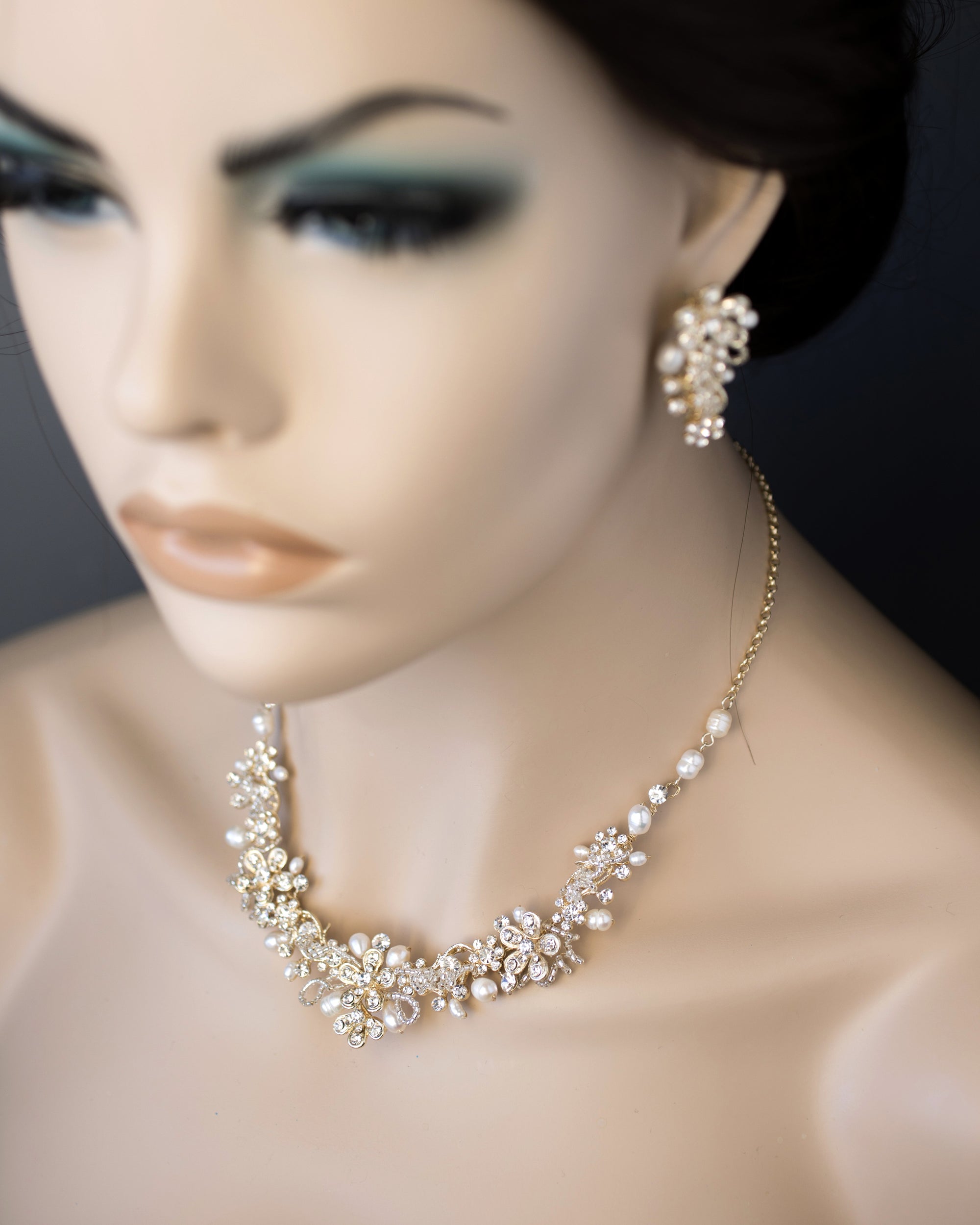 Bridal Necklace Set with Pearls in Gold