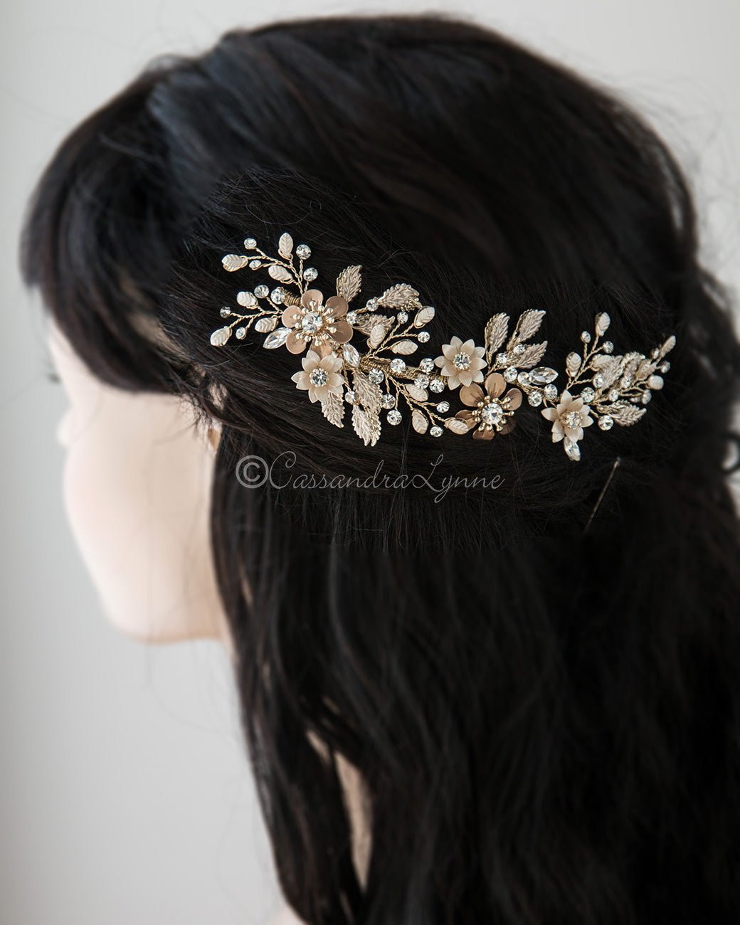 https://cassandralynne.com/cdn/shop/products/gold-flower-wedding-hair-clipcassandra-lynne-475363_1200x.jpg?v=1667403862