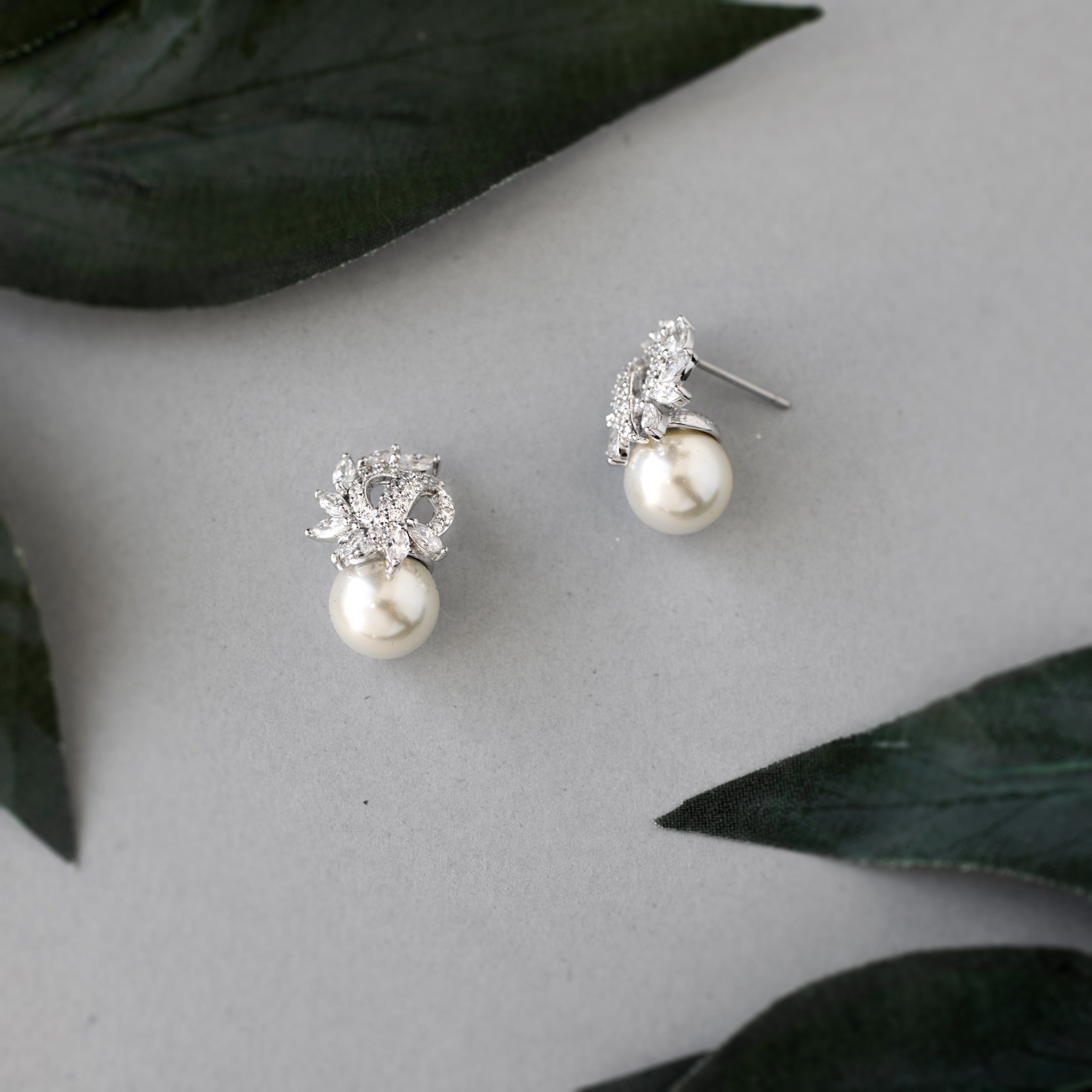 14K White Gold Earrings with Pearls and Brilliants | KLENOTA