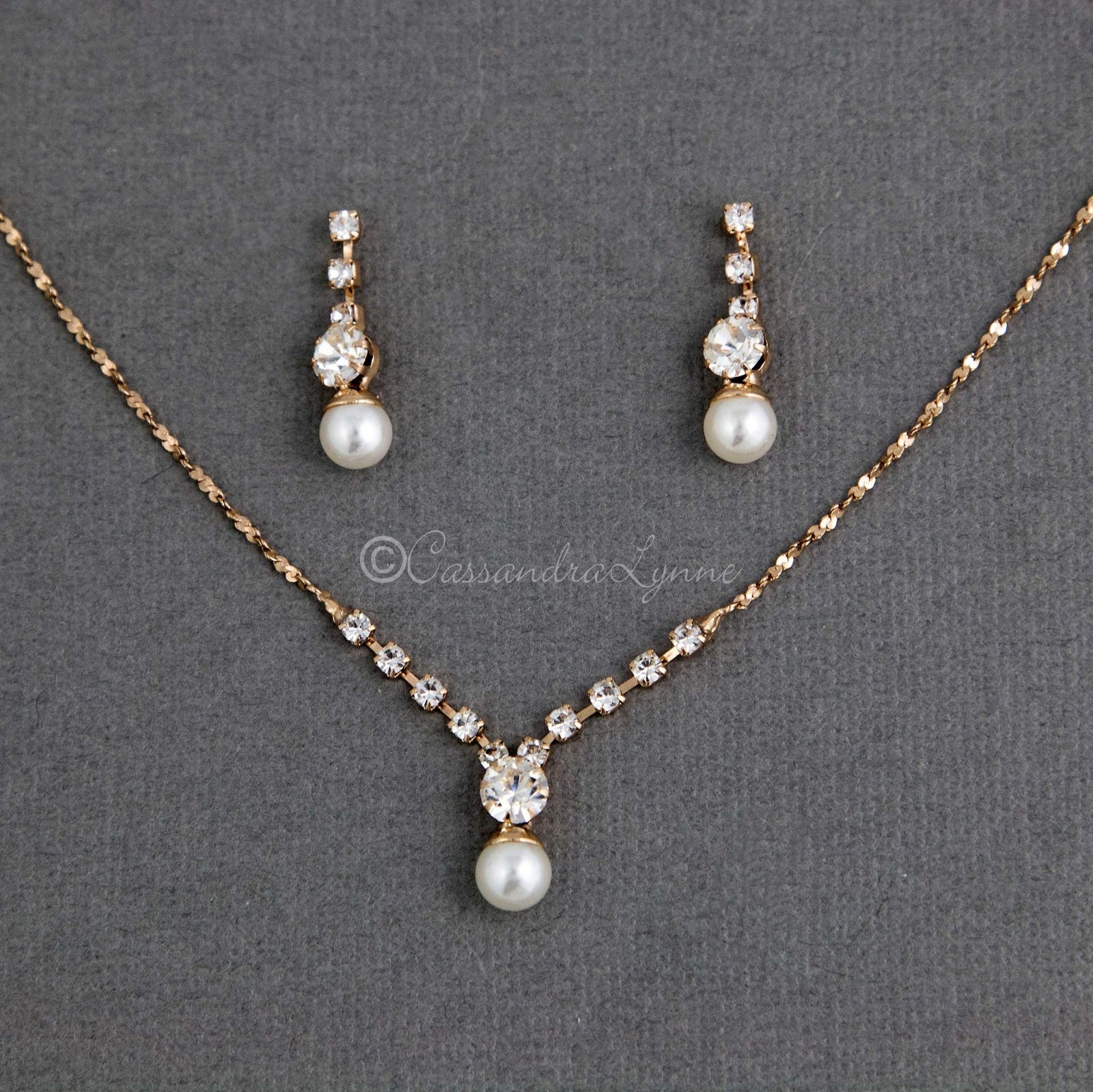 Women's/Girl's Beautiful Gold Crystal And Pearl Necklace Set With
